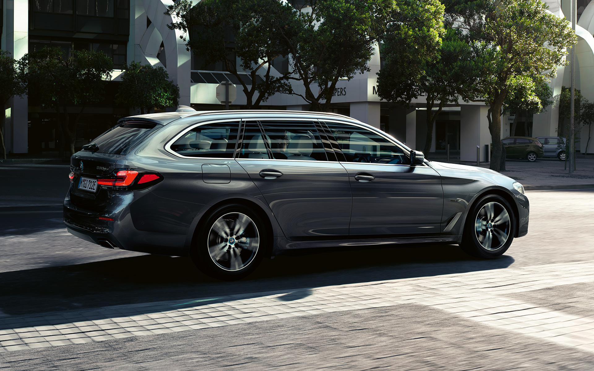 BMW Σειρά 5 Touring, G31, Facelift 2020, γκρι Sophisto, πλαϊνή λήψη 7/8 BMW Σειρά 5 Touring, G31, Facelift 2020, γκρι Sophisto, πλαϊνή λήψη 7/8
