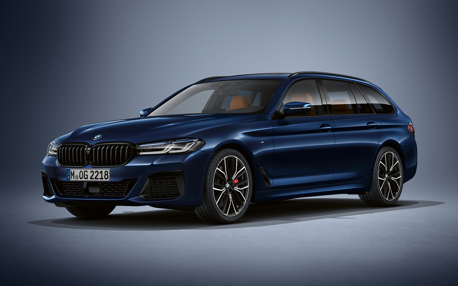 BMW Σειρά 5 Touring, G31, LCI σε BMW Individual μπλε Tansanite μεταλλικό BMW Σειρά 5 Touring Individual, G31, Facelift 2020, μπροστινή λήψη τριών τετάρτων, σταθμευμένη, σε BMW Individual μπλε Tansanite μεταλλικό