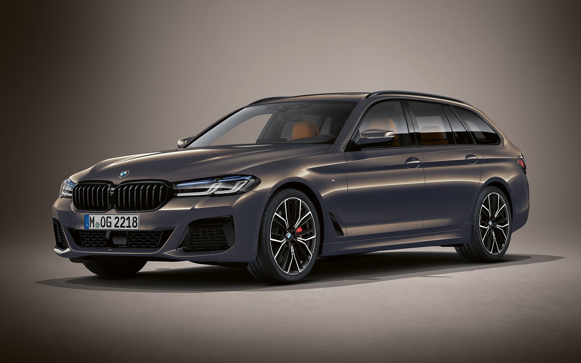 BMW Σειρά 5 Touring, G31, LCI σε BMW Individual γκρι Alvit μεταλλικό BMW Σειρά 5 Touring Individual, G31, Facelift 2020, μπροστινή λήψη τριών τετάρτων, σταθμευμένη, σε BMW Individual γκρι Alvit μεταλλικό