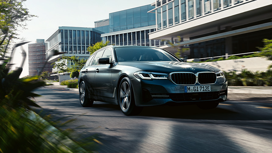 BMW Σειρά 5 Touring, G31, εξωτερικό BMW Σειρά 5 Touring, G31, Facelift 2020, 530e PHEV, γκρι Sophisto, κινούμενη σε επαρχιακό δρόμο