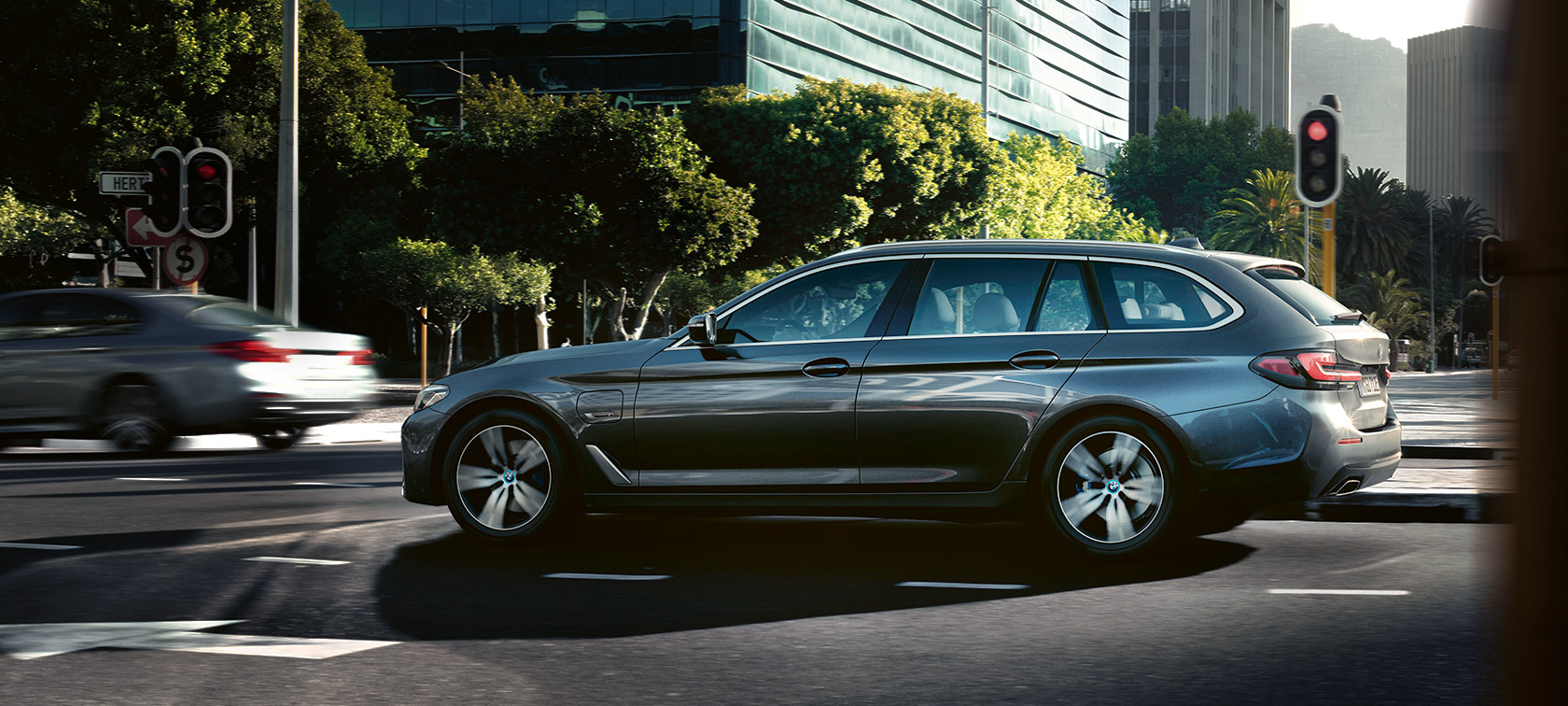 BMW 530e Touring, G31, LCI, σε γκρι Sophisto μεταλλικό, σταθμευμένη μπροστά από κτίριο BMW 530e Touring, G31, LCI, σε γκρι Sophisto μεταλλικό, σταθμευμένη μπροστά από κτίριο