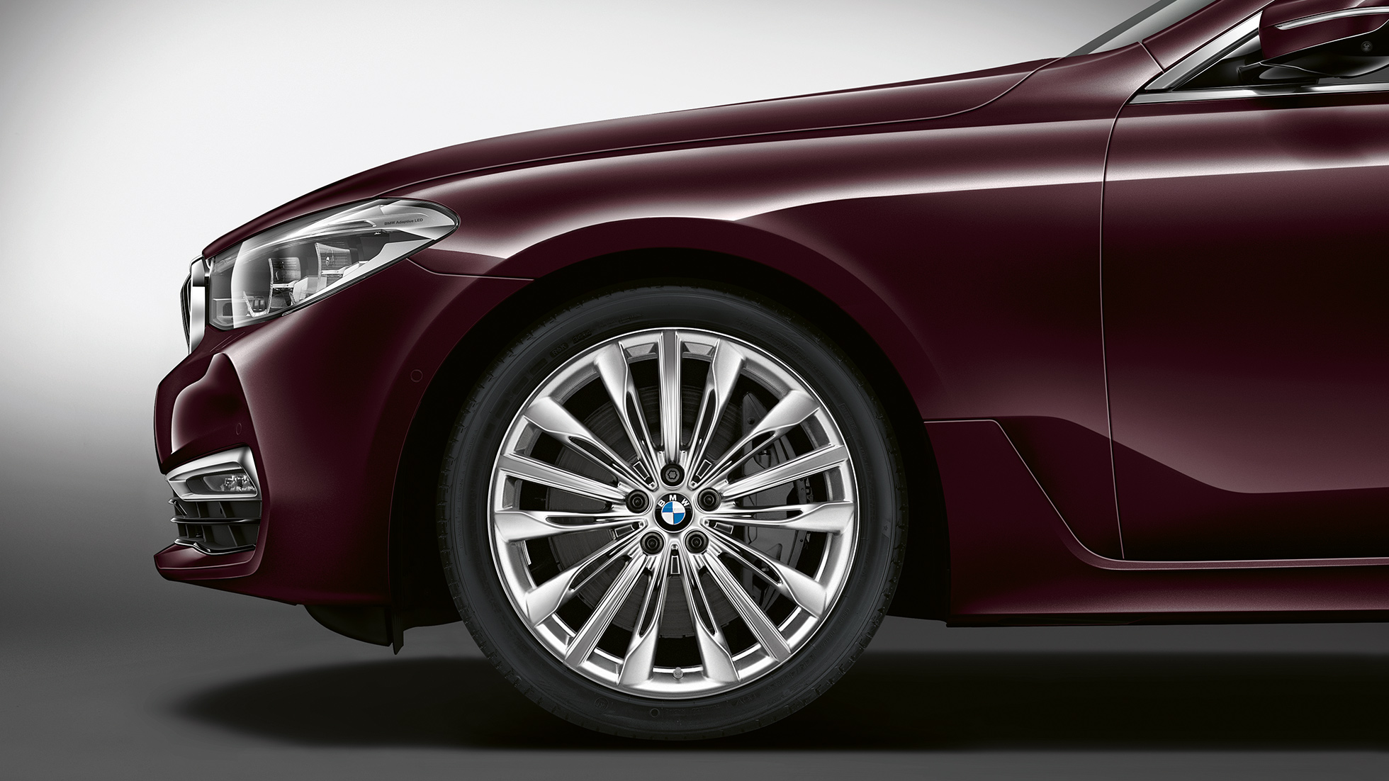 BMW Σειρά 6 Gran Turismo G32, Luxury Line, πλαϊνή λήψη μπροστά BMW Σειρά 6 Gran Turismo G32 2017, Luxury Line, κόκκινο Royal Burgundy, πλαϊνή λήψη μπροστά με ζάντες ελαφρού κράματος με πολλαπλές ακτίνες 644