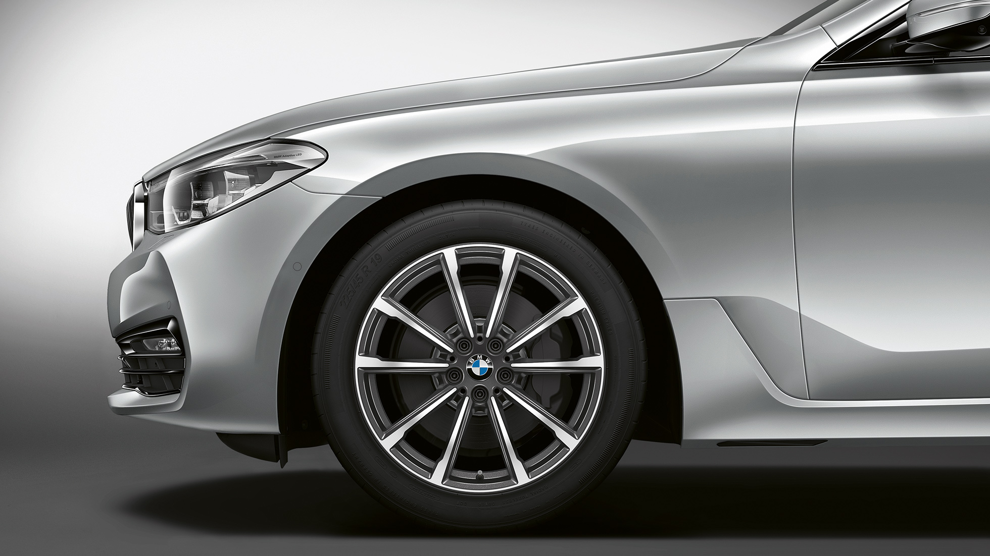 BMW Σειρά 6 Gran Turismo G32, Sport Line, πλαϊνή λήψη μπροστά BMW Σειρά 6 Gran Turismo G32 2017, Sport Line, ασημί Glacier μεταλλικό, πλαϊνή λήψη μπροστά με ζάντες ελαφρού κράματος με ακτίνες V 685