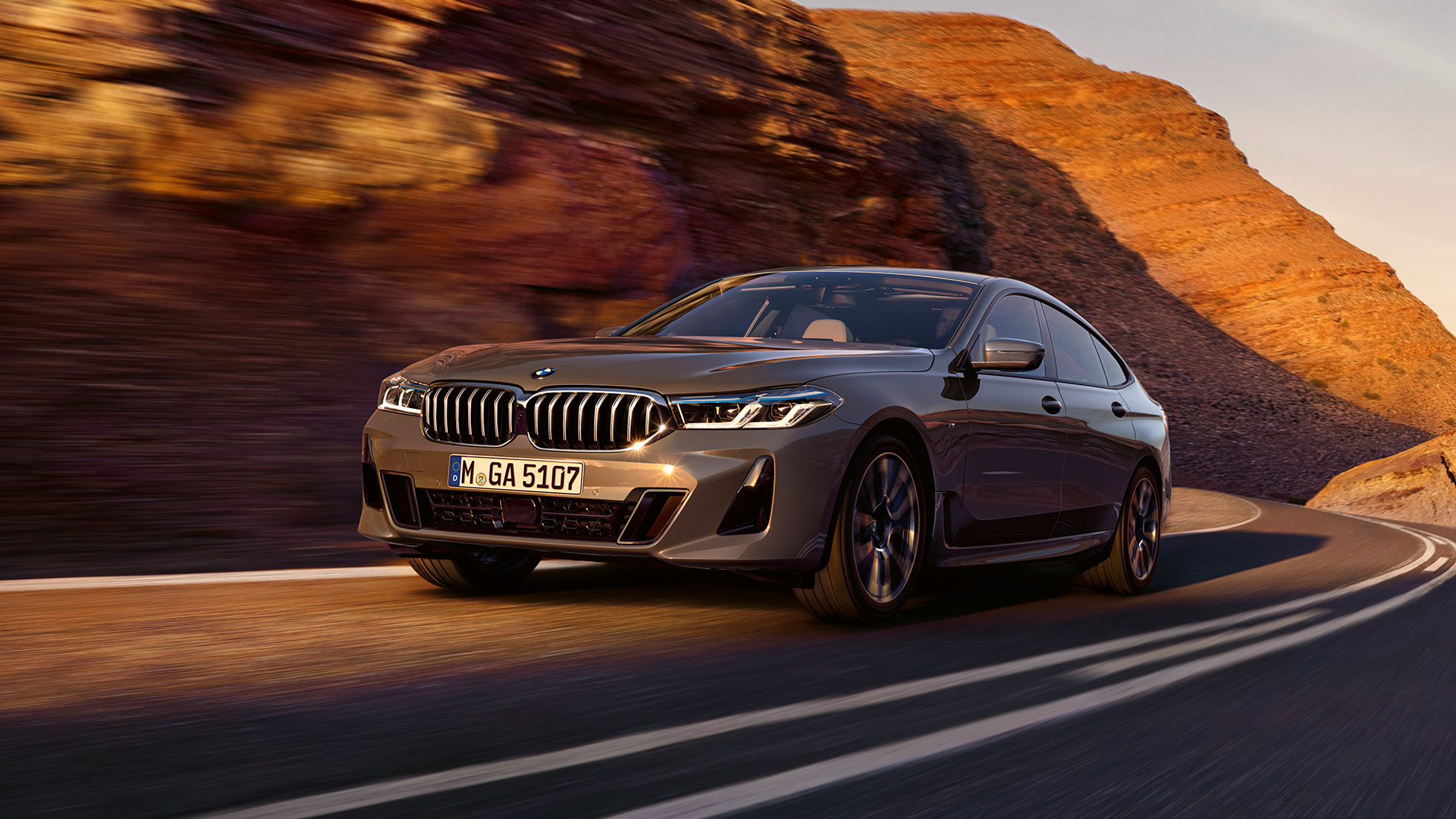 BMW Σειρά 6 Gran Turismo, G32, 2020 BMW Σειρά 6 Gran Turismo 640i xDrive, G32, 2020, γκρι Bernina σε μπροστινή λήψη τριών τετάρτων, κινούμενη σε τοπίο