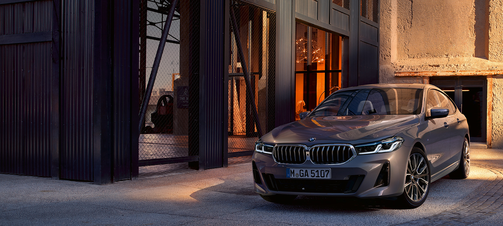 BMW Σειρά 6 Gran Turismo, G32, 2020 BMW Σειρά 6 Gran Turismo 640i xDrive, G32, 2020, γκρι Bernina σε μπροστινή λήψη τριών τετάρτων, σταθμευμένη σε αίθουσα