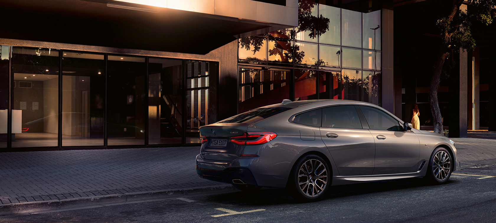 BMW Σειρά 6 Gran Turismo, G32, 2020 BMW Σειρά 6 Gran Turismo 640i xDrive, G32, 2020, γκρι Bernina, πλαϊνή λήψη πίσω, σταθμευμένη μπροστά από κτίριο