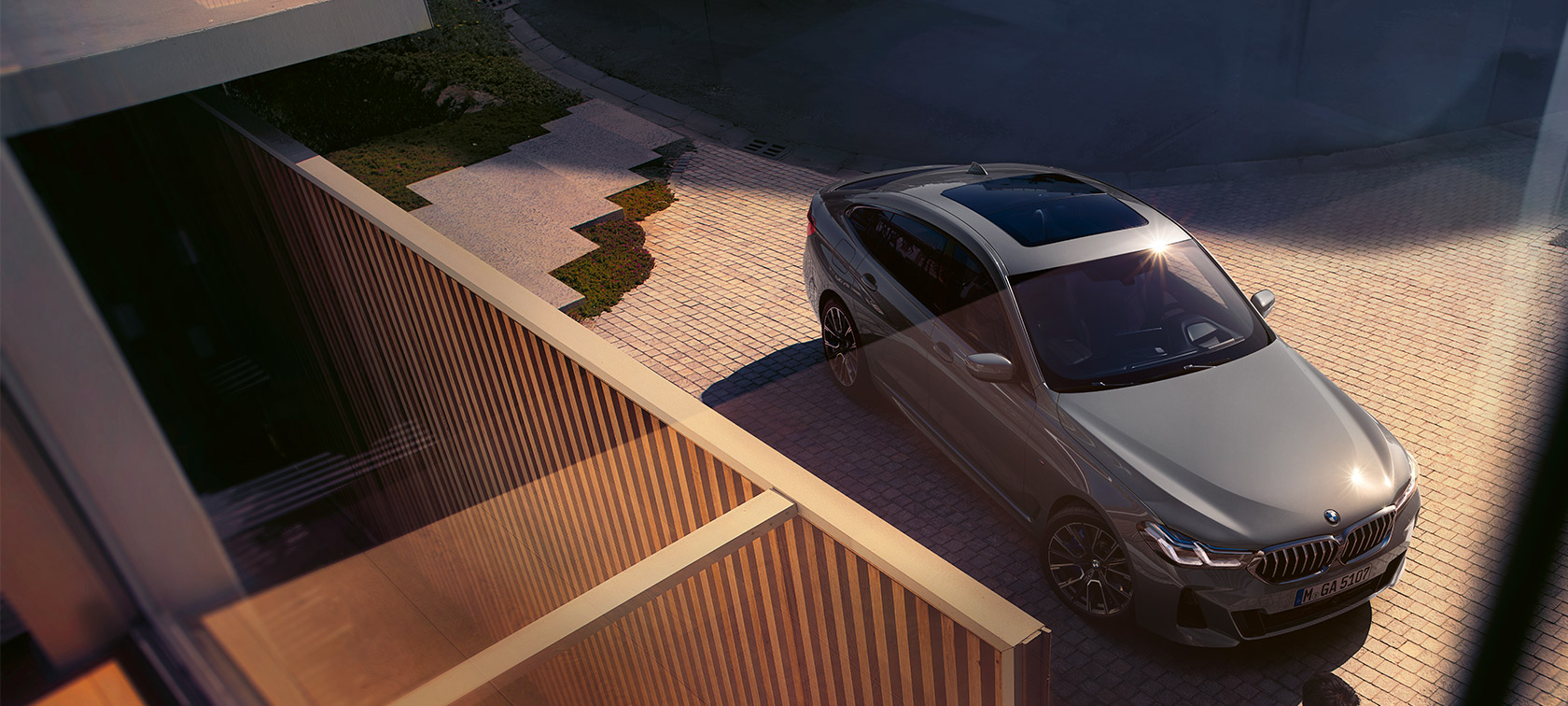 BMW Σειρά 6 Gran Turismo 640i xDrive (G32), γκρι Bernina BMW Σειρά 6 Gran Turismo 640i xDrive (G32), γκρι Bernina, μπροστινή λήψη τριών τετάρτων από ψηλά, μπροστά σε κτίριο