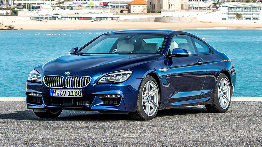 BMW Σειρά 6 Coupé (F13), μπροστινή λήψη τριών τετάρτων σε παραλία BMW Σειρά 6 Coupé (F13), μπροστινή λήψη τριών τετάρτων σε παραλία