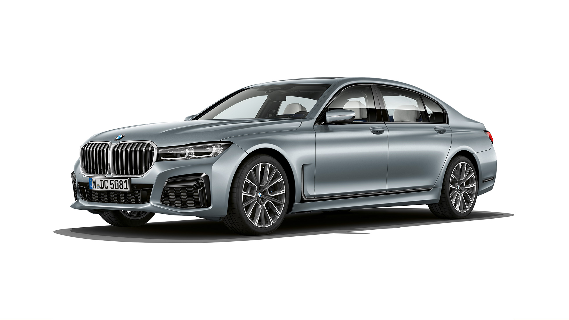 BMW Σειρά 7 Sedan με Έκδοση M Sport, μπροστινή όψη τριών τετάρτων BMW Σειρά 7 Sedan, Frozen Bluestone μεταλλικό, Έκδοση M Sport σε μπροστινή λήψη τριών τετάρτων
