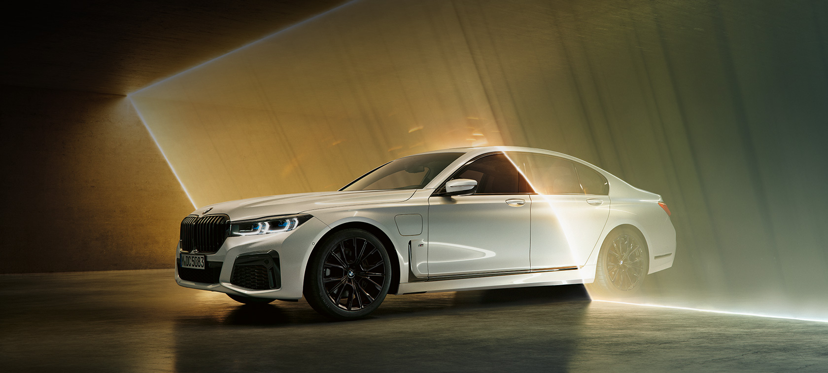 BMW Σειρά 7 Sedan σε μπροστινή όψη τριών τετάρτων BMW Σειρά 7 Sedan: λευκή BMW σε μπροστινή όψη τριών τετάρτων, πλαισιωμένη από φωτεινές ακτίνες