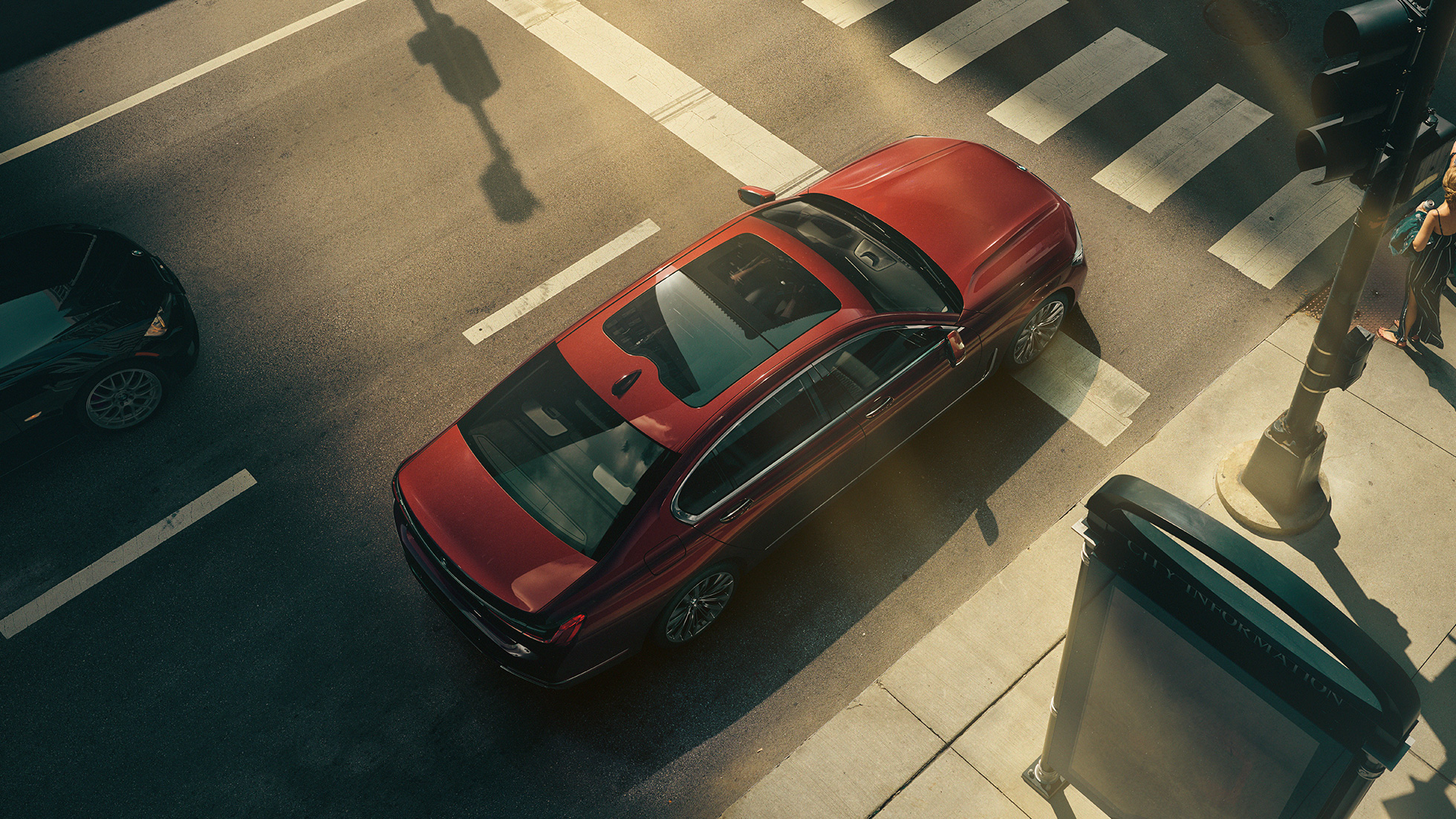 BMW Individual Σειρά 7 Sedan, σε πανοραμική λήψη BMW Individual Σειρά 7 Sedan σε κόκκινο χρώμα, σε πανοραμική λήψη