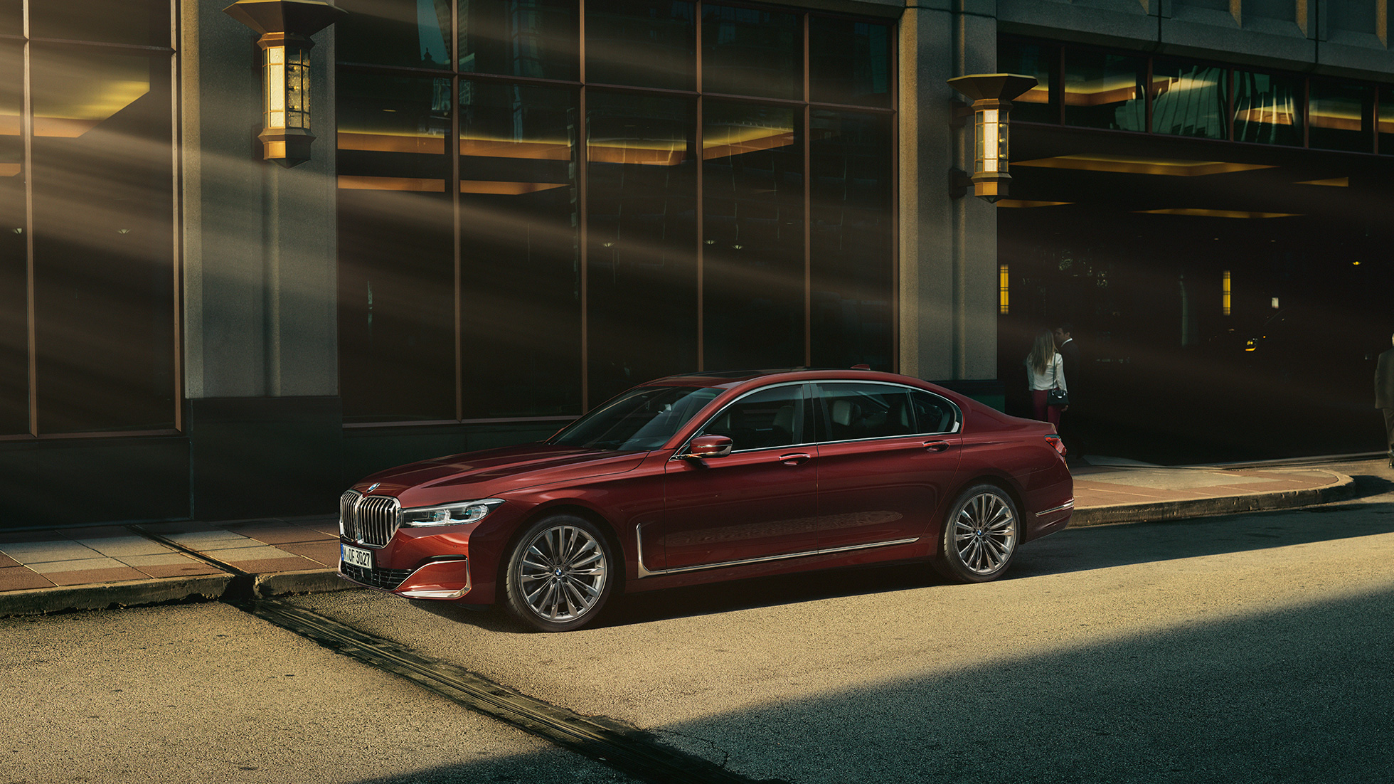 BMW Individual Σειρά 7 Sedan, πλαϊνή όψη BMW Individual Σειρά 7 Sedan σε κόκκινο χρώμα, πλαϊνή όψη μπροστά από αστικό σκηνικό