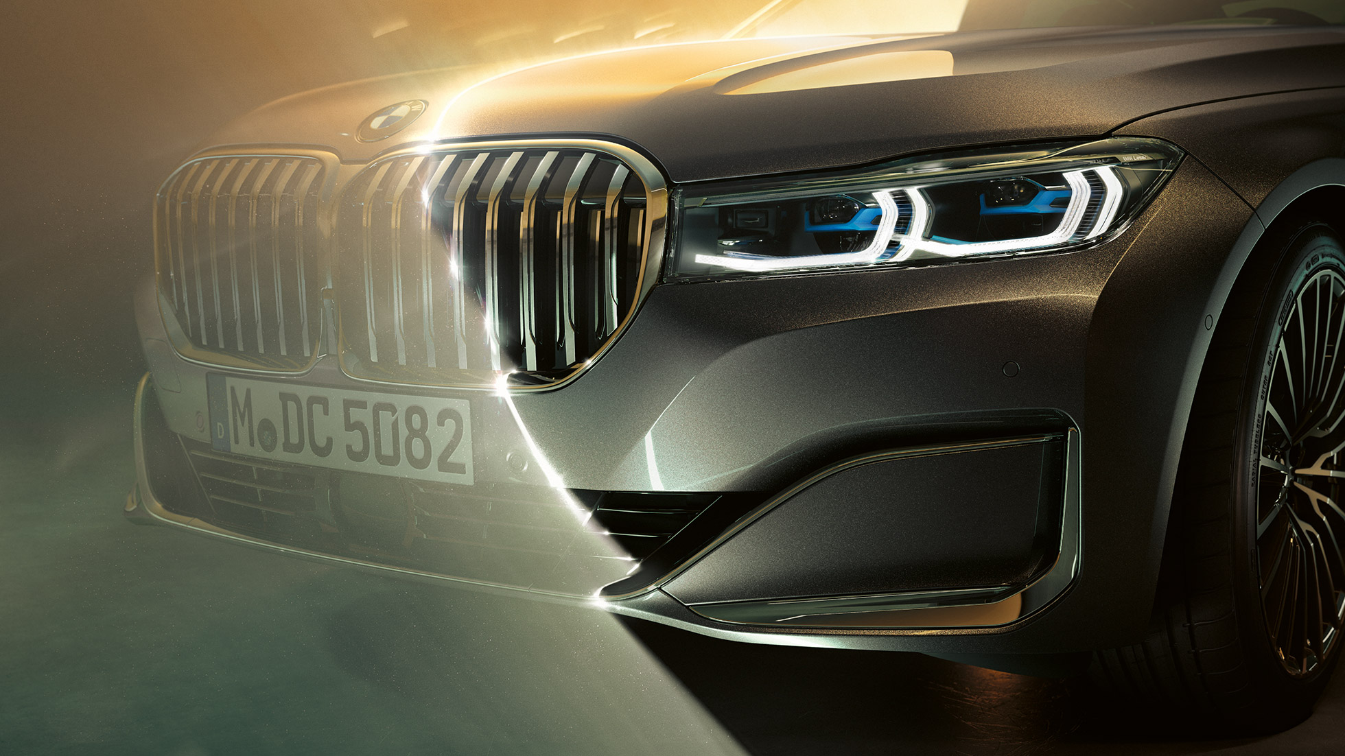 BMW Σειρά 7 Sedan, μάσκα "νεφρών" και φώτα laser BMW Σειρά 7 Sedan: μπροστινή κοντινή λήψη με μεγάλη μάσκα "νεφρών" και φώτα laser