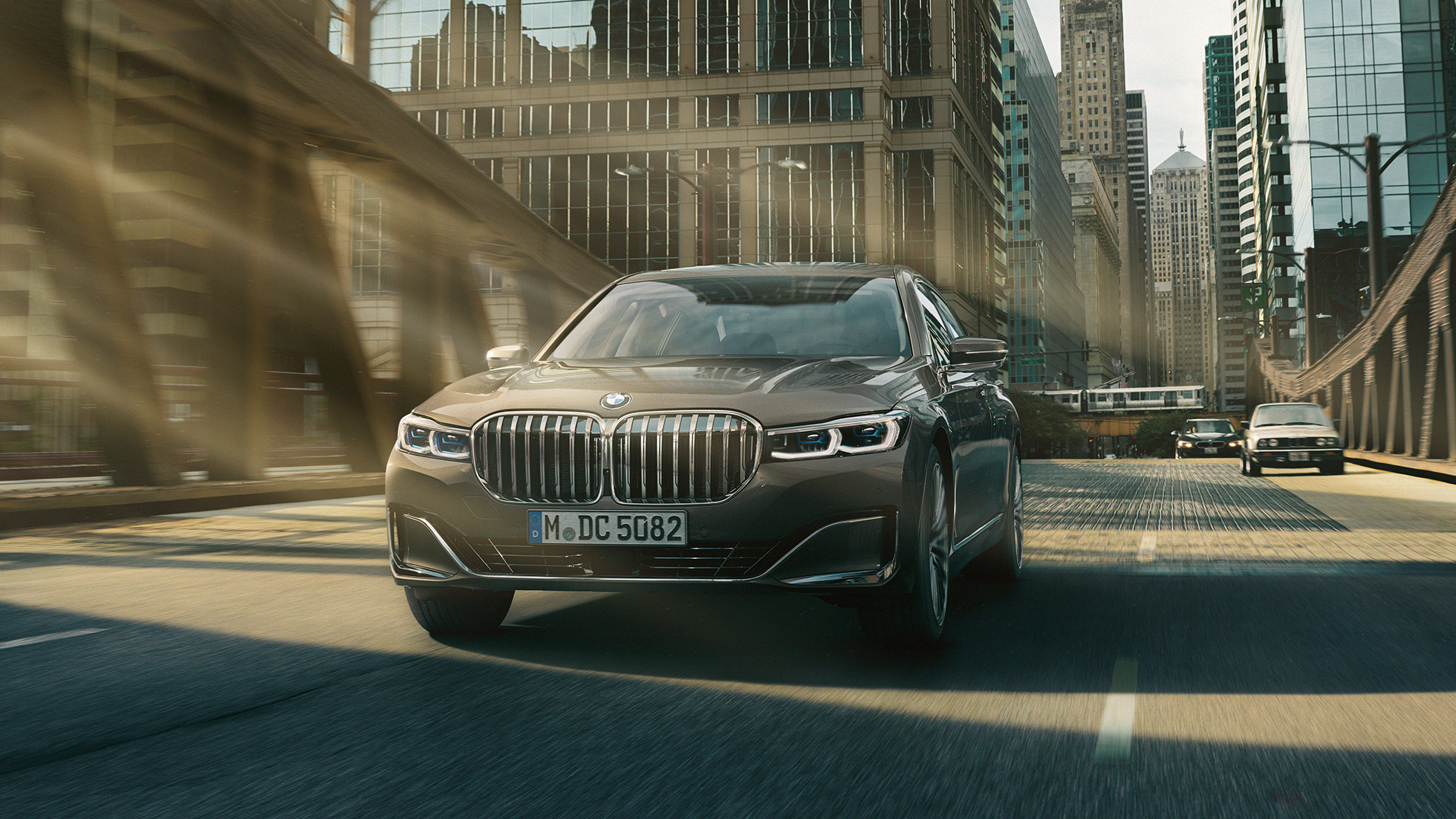 BMW Σειρά 7 Sedan, συστήματα υποστήριξης οδηγού Συστήματα υποστήριξης οδηγού: BMW Σειρά 7 Sedan, σε κίνηση, μπροστά από αστικό σκηνικό