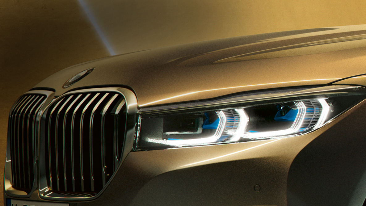 BMW Σειρά 7 Sedan, φώτα laser BMW Σειρά 7 Sedan: κοντινή λήψη των φώτων laser με μπλε-λευκές ακτίνες