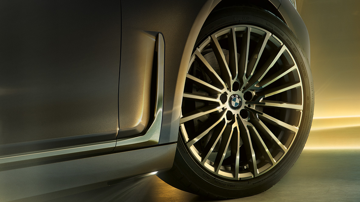 BMW Σειρά 7 Sedan με τροχούς με σχέδιο πολλαπλών ακτινών BMW Σειρά 7 Sedan: κοντινή λήψη των τροχών με σχέδιο πολλαπλών ακτινών