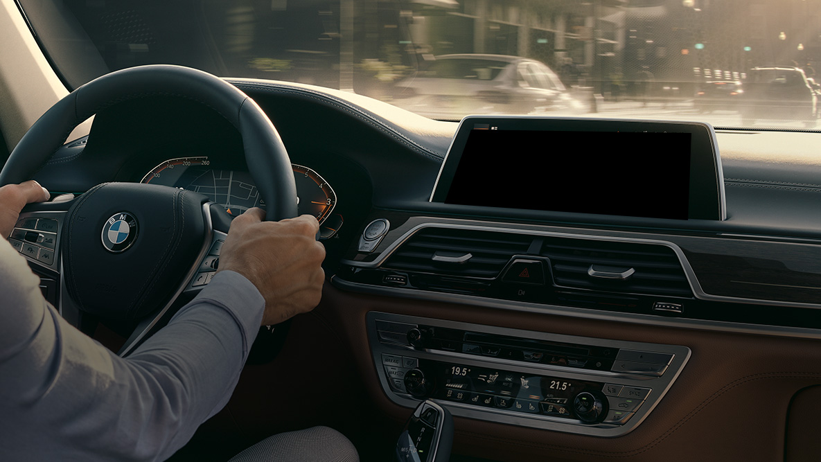Έξυπνος Προσωπικός Βοηθός BMW Έξυπνος Προσωπικός Βοηθός BMW: άντρας οδηγεί την BMW, κοντινή λήψη του Live Cockpit Professional