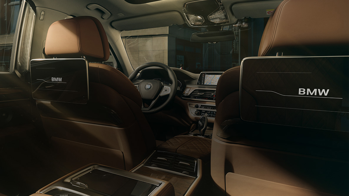 BMW Σειρά 7 Sedan, σύστημα ψυχαγωγίας πίσω επιβατών BMW Σειρά 7 Sedan: πίσω όψη προς το σύστημα ψυχαγωγίας πίσω επιβατών με οθόνες αφής HD