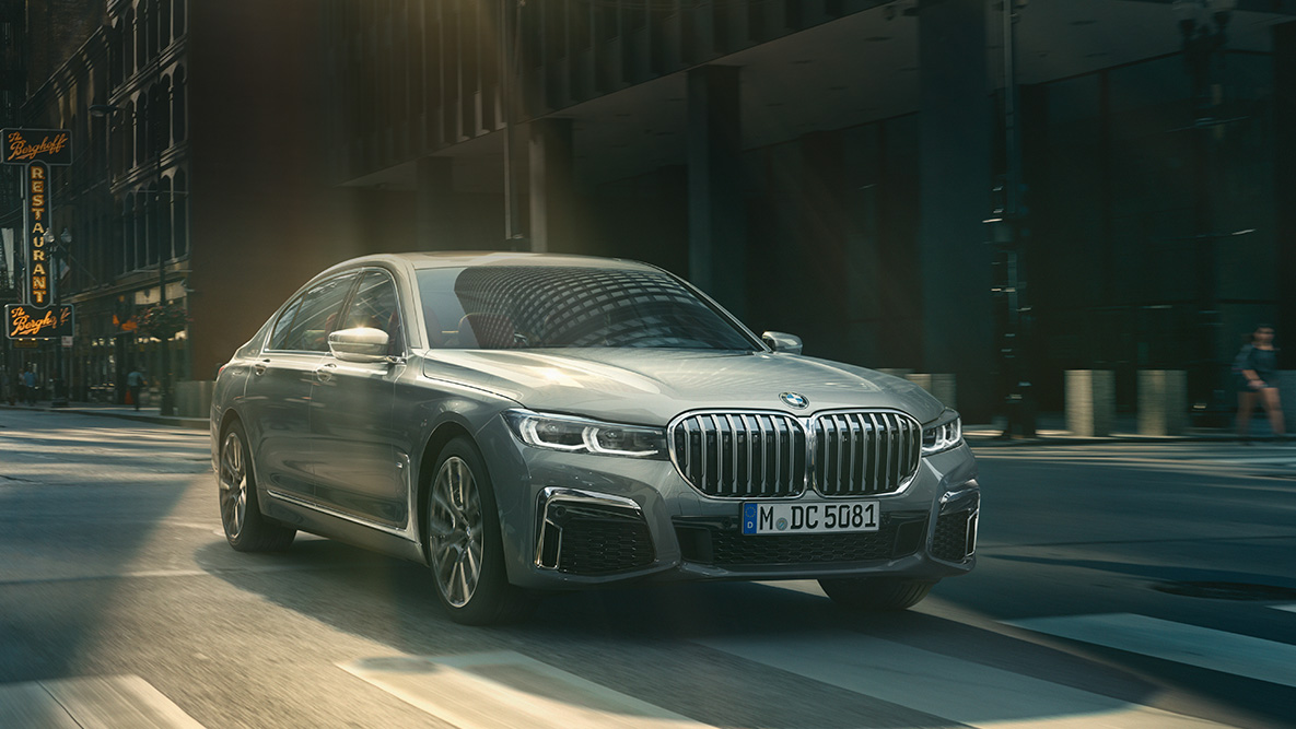 BMW Σειρά 7 Sedan, Driving Assistant Professional Driving Assistant Professional: μπροστινή λήψη τριών τετάρτων της BMW Σειράς 7 Sedan, σε κίνηση, μπροστά από αστικό σκηνικό