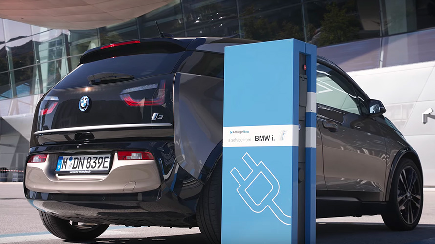 BMW i3 i01 σε σταθμό φόρτισης BMW i3 i01 σε σταθμό φόρτισης πίσω λήψη