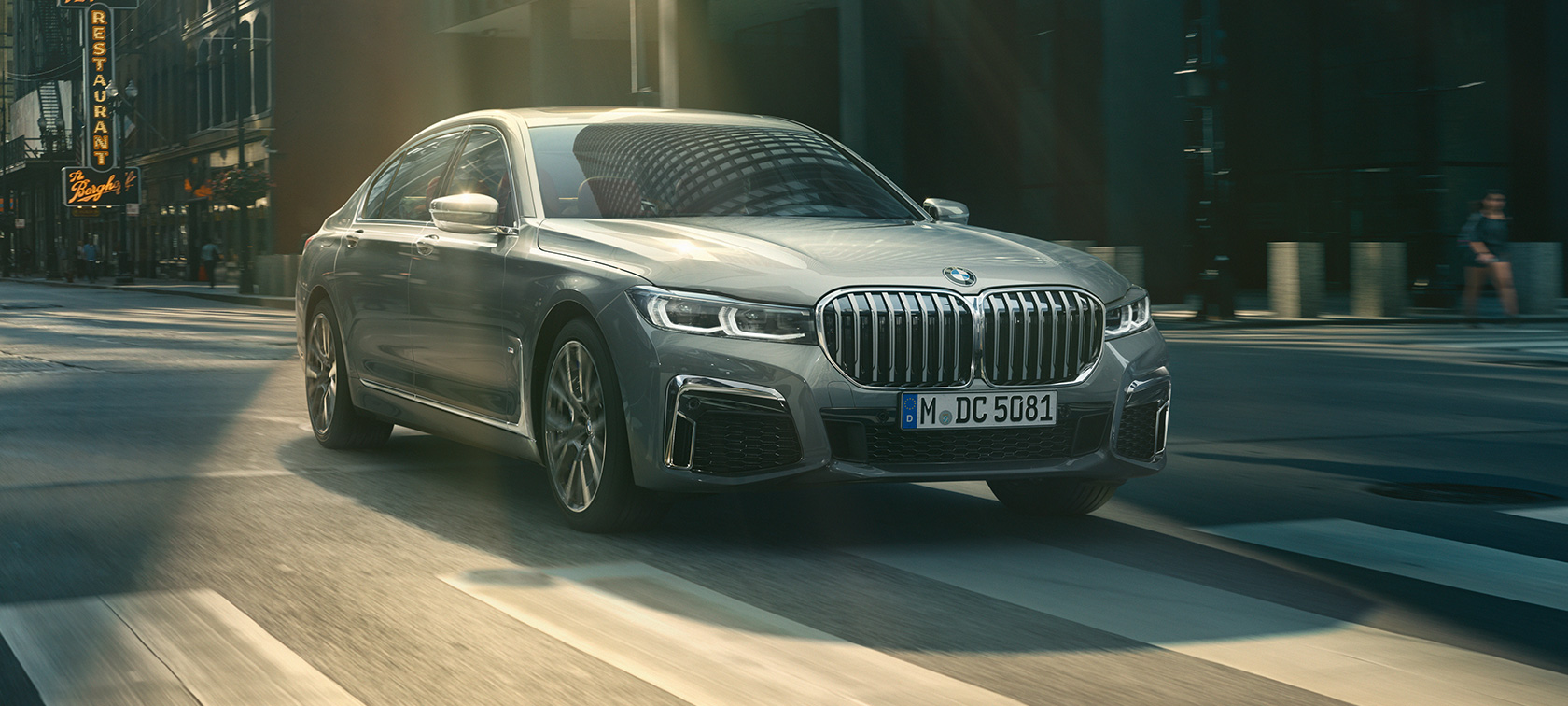 BMW Σειρά 7 Sedan G11 G12 2019 Bernina Grey Amber Effect μπροστινή λήψη τρία τέταρτα εν κινήσει BMW Σειρά 7 Sedan G11 G12 2019 Γκρι Bernina Amber Effect μπροστινή λήψη τρία τέταρτα εν κινήσει