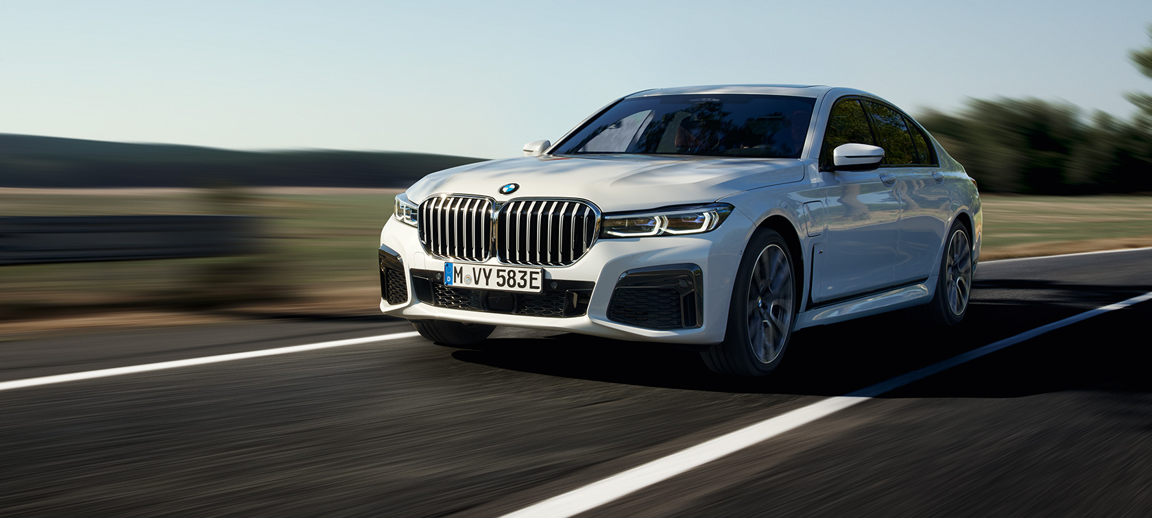 BMW 745e Sedan Plug-in Hybrid G11 G12 Λευκό Mineral μπροστινή λήψη τρία τέταρτα BMW 745e Sedan Plug-in Hybrid G11 G12 Λευκό Mineral μεταλλικό μπροστινή λήψη τρία τέταρτα σε επαρχιακό δρόμο
