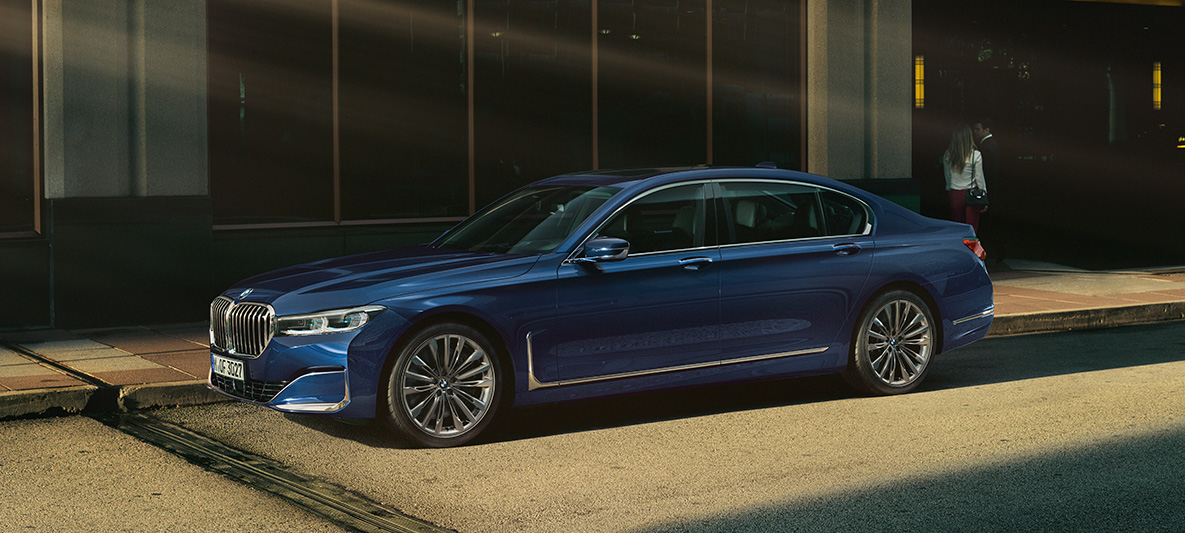 BMW Σειρά 7 Sedan G11 G12 BMW Individual Κόκκινο Aventurine μετάλλικο πλαϊνη λήψη BMW Σειρά 7 Sedan G11 G12 BMW Individual Κόκκινο Aventurine μετάλλικο πλαϊνη λήψη σε αστικό περιβάλλον