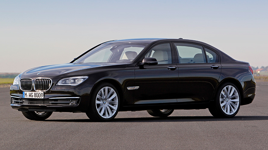 BMW Σειρά 7 Sedan (F02) πλαϊνή λήψη 7/8 σε στάση BMW Σειρά 7 Sedan (F02) πλαϊνή λήψη 7/8 σε στάση