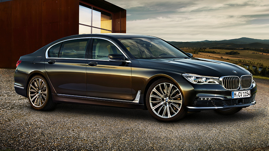 BMW Σειρά 7 Sedan (G12) πλαϊνή λήψη 7/8 σε στάση BMW Σειρά 7 Sedan (G12) πλαϊνή λήψη 7/8 σε στάση