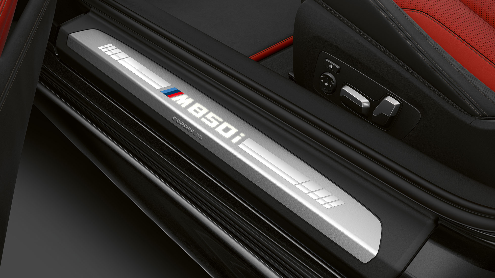 BMW M850i xDrive, μαύρο Carbon μεταλλικό, διακοσμητικό κάλυμμα μαρσπιέ. BMW M850i xDrive, μαύρο Carbon μεταλλικό, διακοσμητικό κάλυμμα μαρσπιέ.
