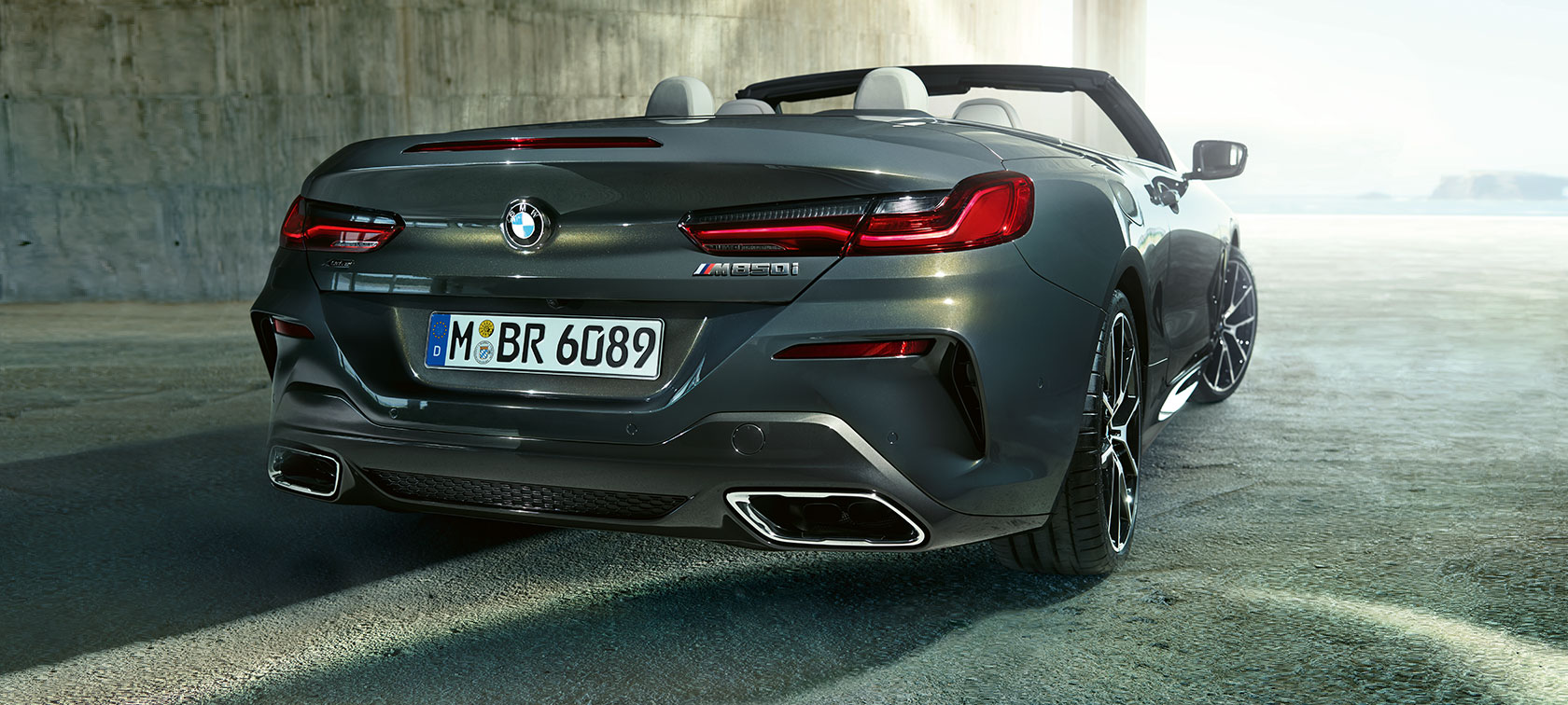 BMW M850i xDrive, γκρι Dravit μεταλλικό, όψη τριών τετάρτων πίσω. BMW M850i xDrive, γκρι Dravit μεταλλικό, όψη τριών τετάρτων πίσω.