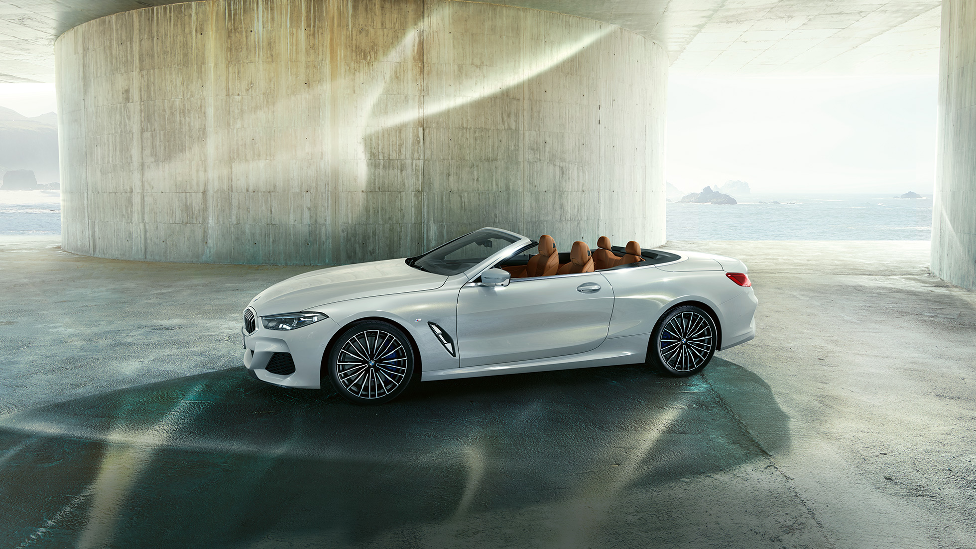BMW M850i xDrive σε λευκό Mineral μεταλλικό, πλαϊνή όψη με ανοικτή υφασμάτινη οροφή. BMW M850i xDrive σε λευκό Mineral μεταλλικό, πλαϊνή όψη με ανοικτή υφασμάτινη οροφή.