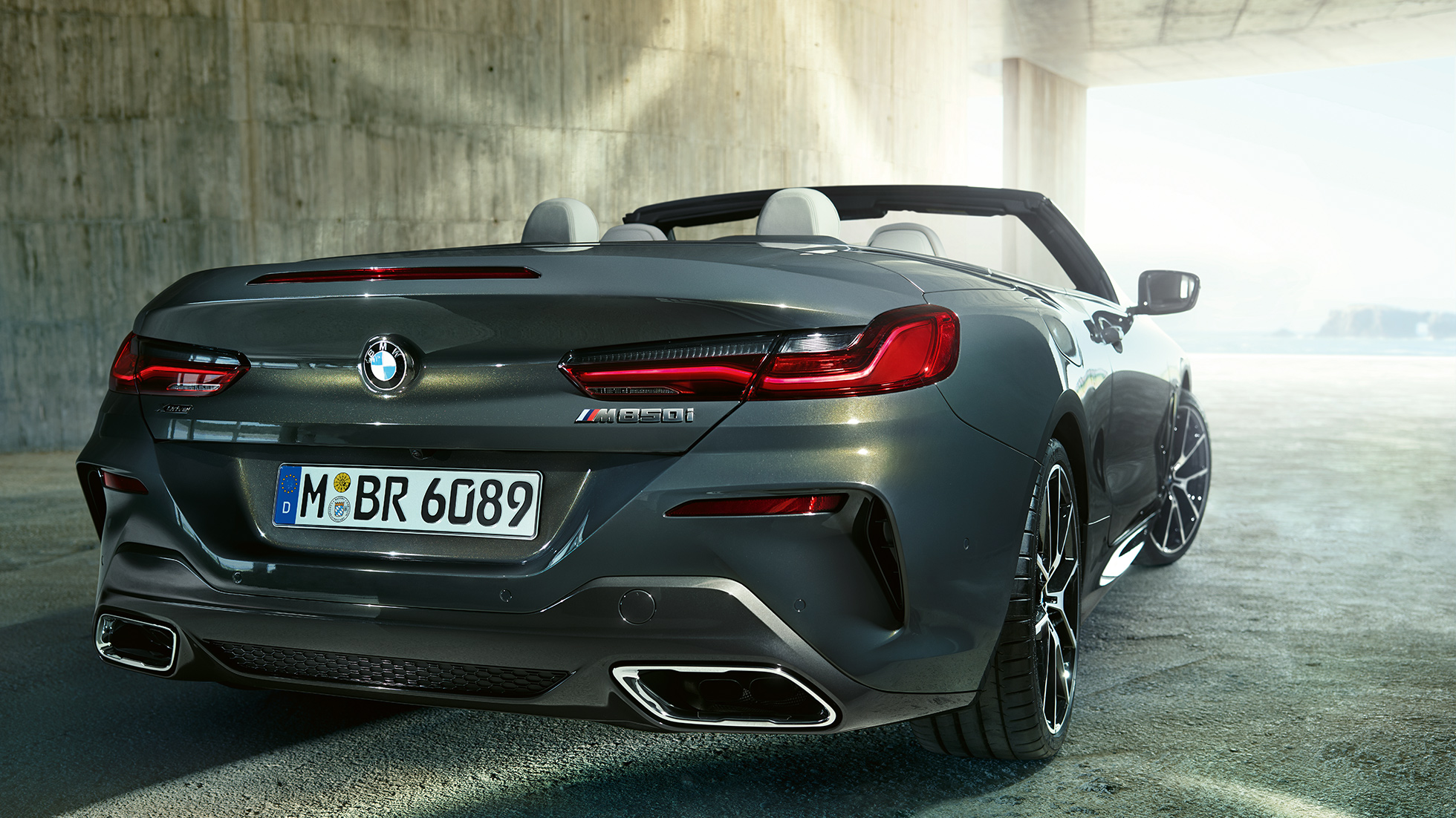 BMW M850i xDrive, γκρι Dravit μεταλλικό, πίσω όψη τριών τετάρτων από δεξιά. BMW M850i xDrive, γκρι Dravit μεταλλικό, πίσω όψη τριών τετάρτων από δεξιά.