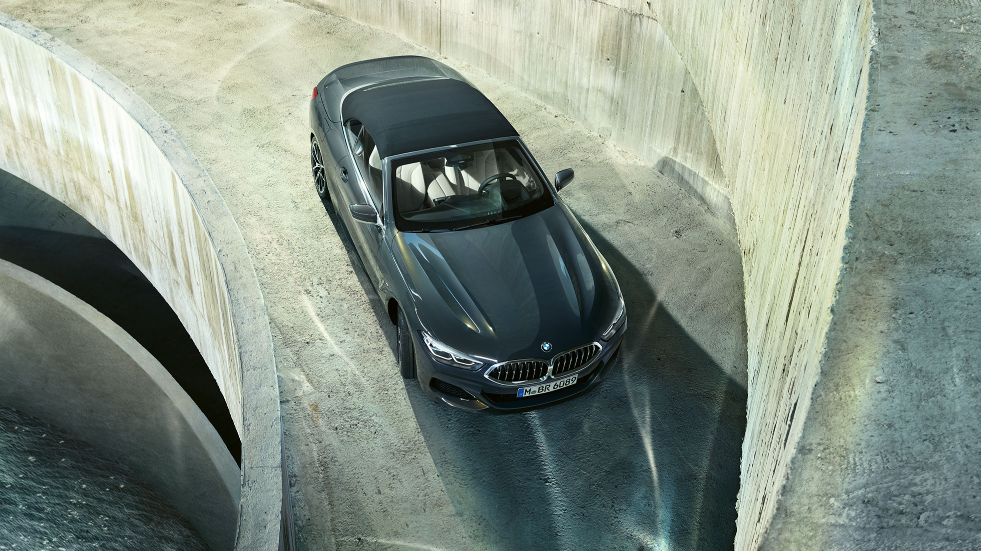 BMW M850i xDrive, γκρι Dravit μεταλλικό, με μαύρη υφασμάτινη οροφή, πανοραμική λήψη. BMW M850i xDrive, γκρι Dravit μεταλλικό, με μαύρη υφασμάτινη οροφή, πανοραμική λήψη.