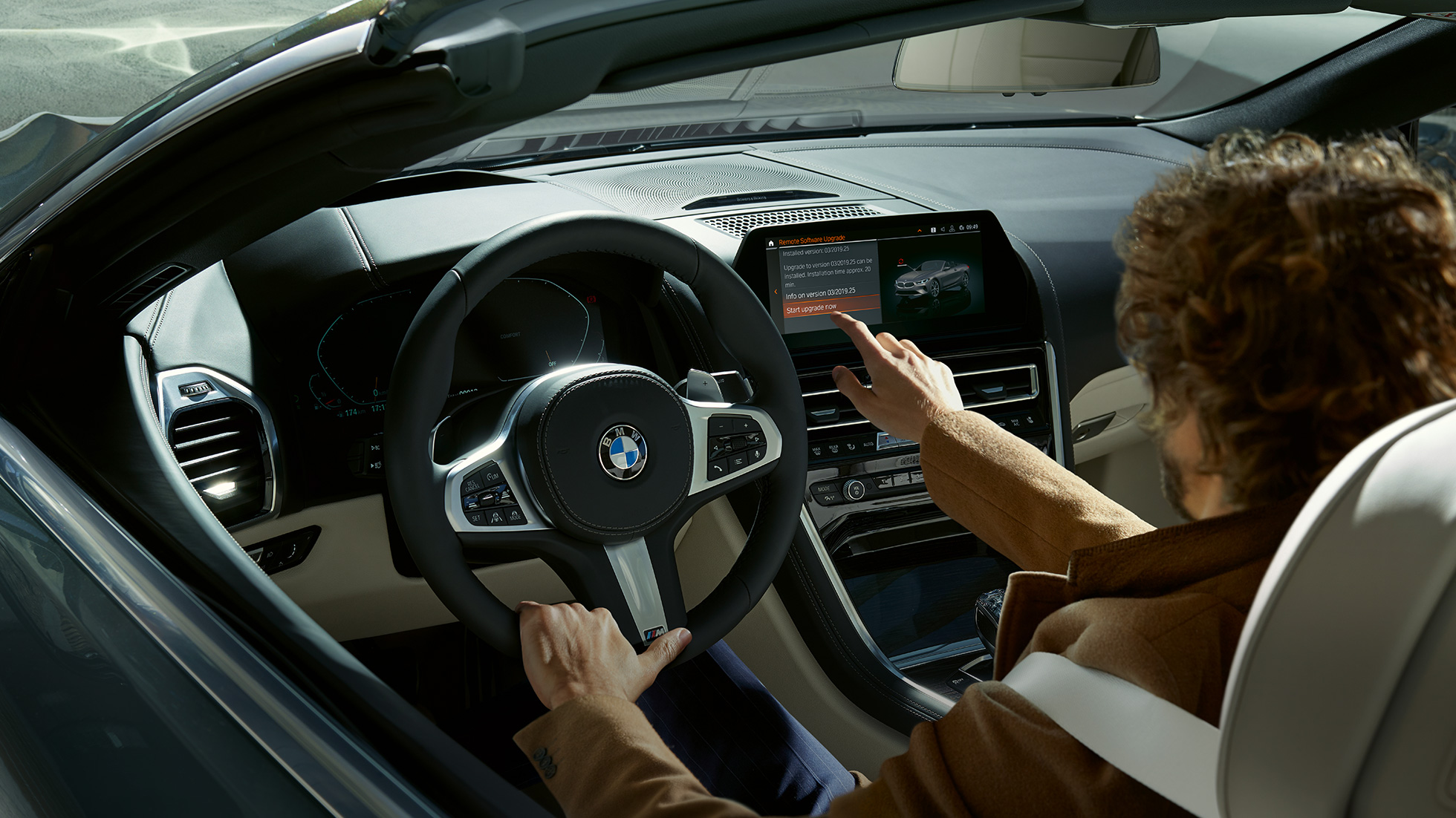 BMW M850i xDrive, οδηγός χειρίζεται το BMW Live Cockpit Professional από το χειριστήριο αφής. BMW M850i xDrive, οδηγός χειρίζεται το BMW Live Cockpit Professional από το χειριστήριο αφής.
