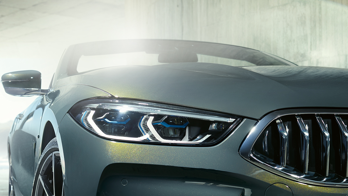 BMW M850i xDrive, γκρι Dravit μεταλλικό, μπροστινή όψη με φώτα laser BMW αριστερά. BMW M850i xDrive, γκρι Dravit μεταλλικό, μπροστινή όψη με φώτα laser BMW αριστερά.