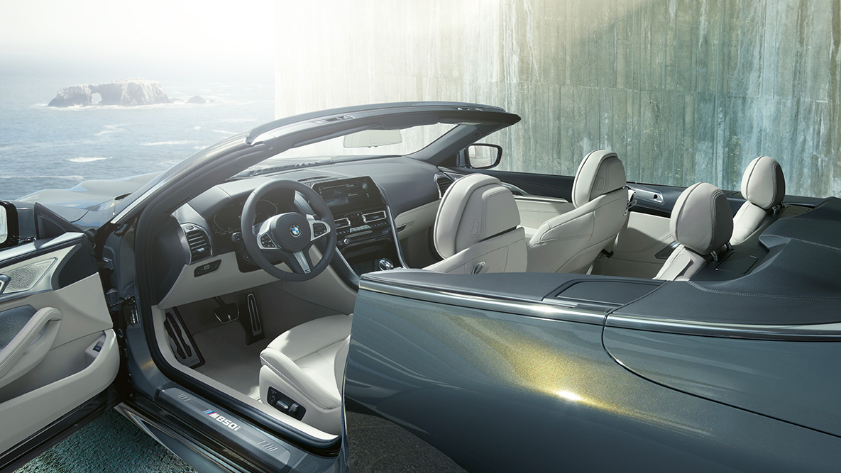 BMW M850i xDrive, γκρι Dravit μεταλλικό, εσωτερικό, υφασμάτινη οροφή και πόρτα ανοικτές. BMW M850i xDrive, γκρι Dravit μεταλλικό, εσωτερικό, υφασμάτινη οροφή και πόρτα ανοικτές.