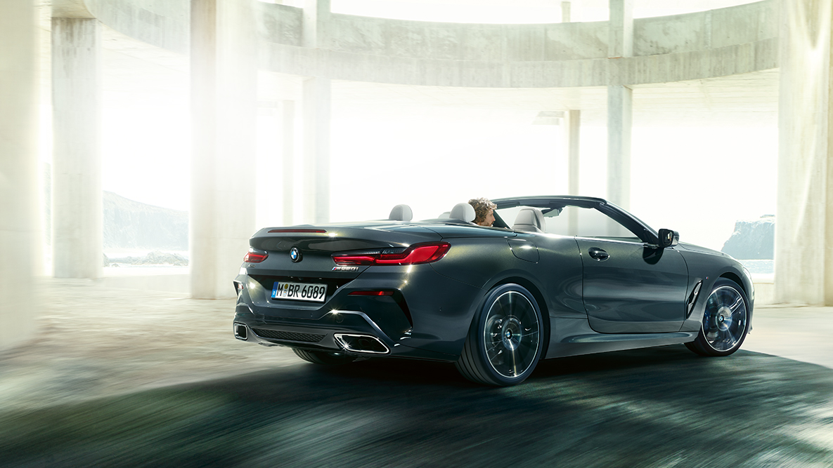 BMW M850i xDrive με ανοικτή υφασμάτινη οροφή, σε κίνηση, πλαϊνή όψη. BMW M850i xDrive με ανοικτή υφασμάτινη οροφή, σε κίνηση, πλαϊνή όψη.