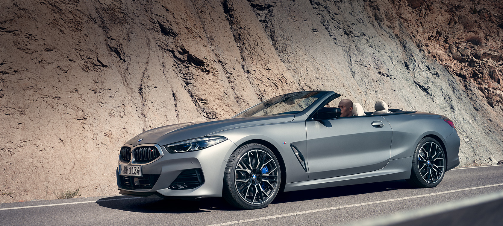 η νέα BMW Σειρά 8 Cabrio, G14, LCI, Facelift, 2022, BMW M850i xDrive, BMW Individual γκρι Frozen Pure μεταλλικό, πλαϊνή λήψη τριών τετάρτων, σταθμευμένη μπροστά από κτίριο η νέα BMW Σειρά 8 Cabrio, G14, LCI, Facelift, 2022, BMW M850i xDrive, BMW Individual γκρι Frozen Pure μεταλλικό, πλαϊνή λήψη τριών τετάρτων, σταθμευμένη μπροστά από κτίριο