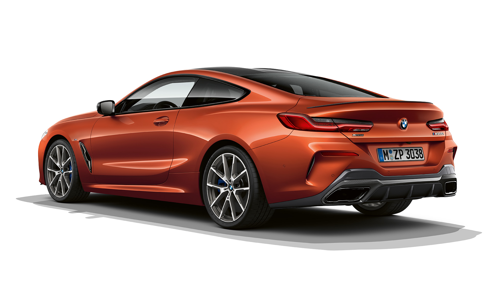 BMW Σειρά 8 Coupé, πορτοκαλί Sunset μεταλλικό Στατική λήψη της BMW Σειράς 8 Coupé, σε πορτοκαλί Sunset μεταλλικό, μπροστά σε λευκό φόντο.