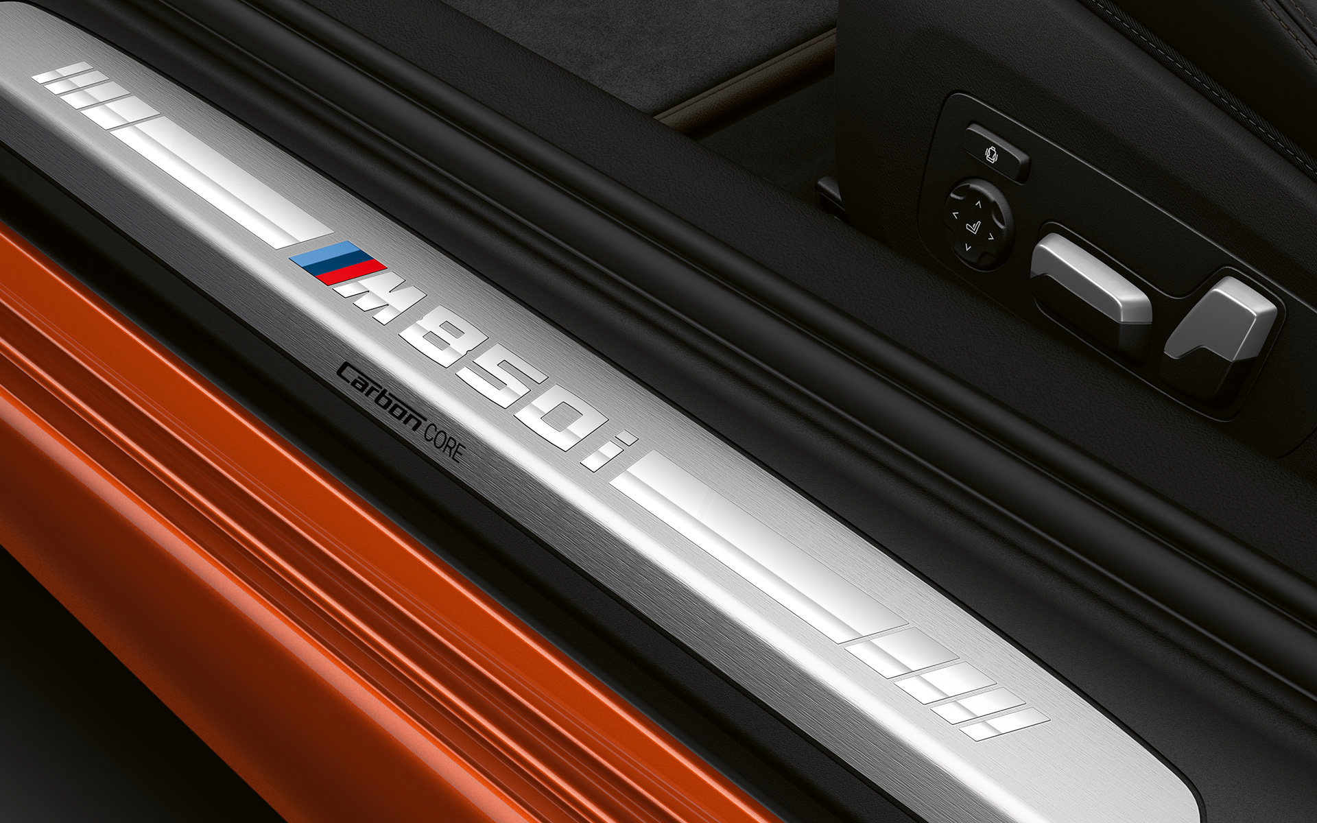 BMW Σειρά 8 Coupé, διακοσμητικά καλύμματα μαρσπιέ M850i Κοντινή λήψη των διακοσμητικών καλυμμάτων μαρσπιέ της BMW Σειράς 8 Coupé με λογότυπο M850i.