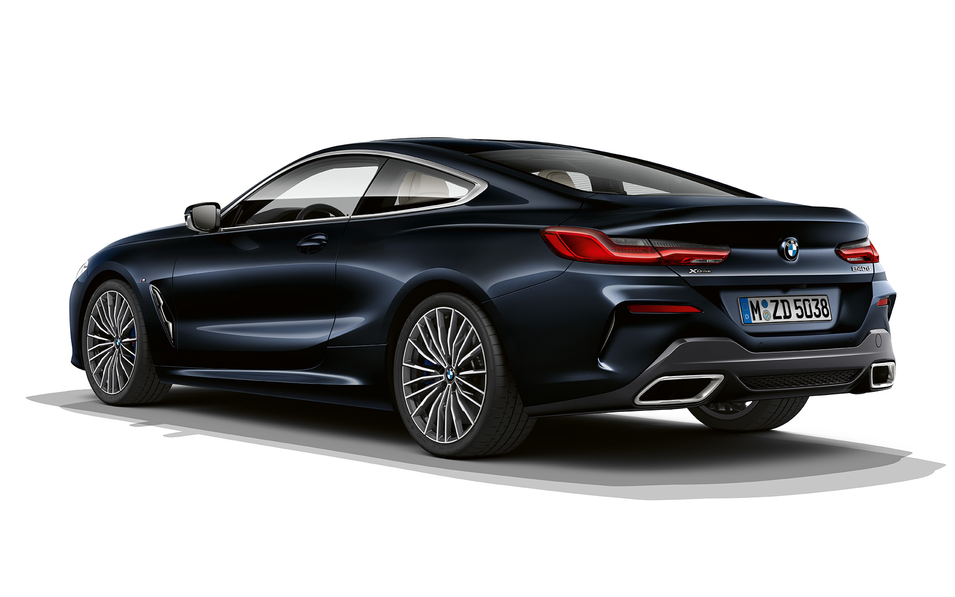 BMW Σειρά 8 Coupé, μαύρο Carbon μεταλλικό. Στατική λήψη της BMW Σειράς 8 Coupé, σε μαύρο Carbon μεταλλικό, μπροστά σε λευκό φόντο.