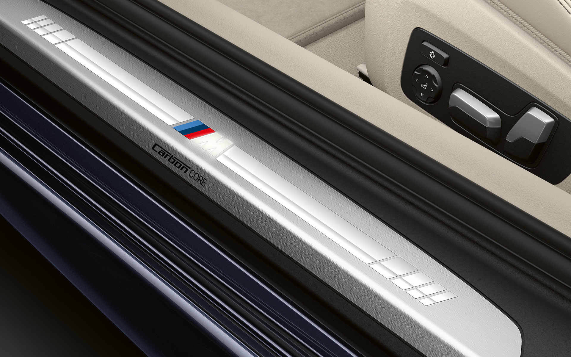 BMW Σειρά 8 Coupé, διακοσμητικά καλύμματα μαρσπιέ με λογότυπο M Κοντινή λήψη των διακοσμητικών καλυμμάτων μαρσπιέ της BMW Σειράς 8 Coupé με λογότυπο M.
