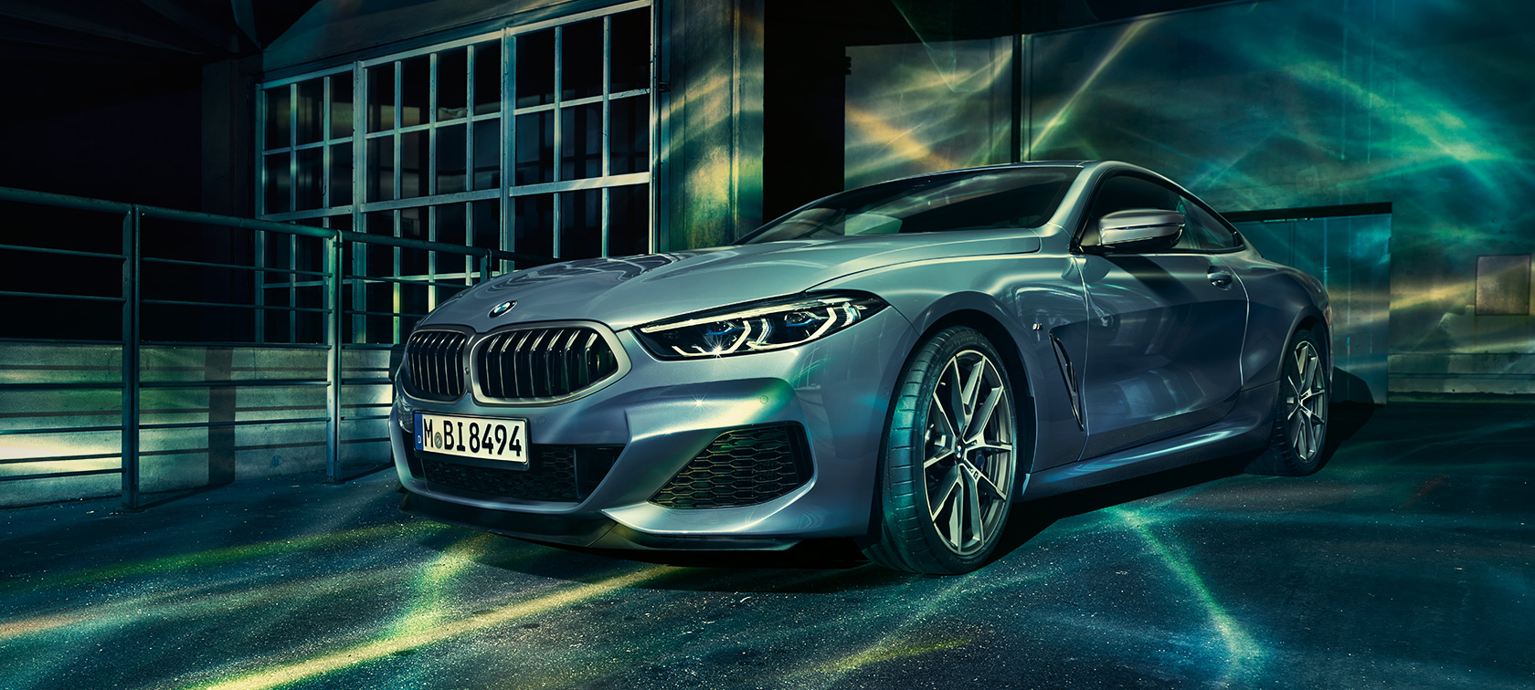 Η BMW Σειρά 8, μπροστινή λήψη τριών τετάρτων Μπροστινή λήψη τριών τετάρτων της BMW Σειράς 8 Coupéσε αστικό σκηνικό
