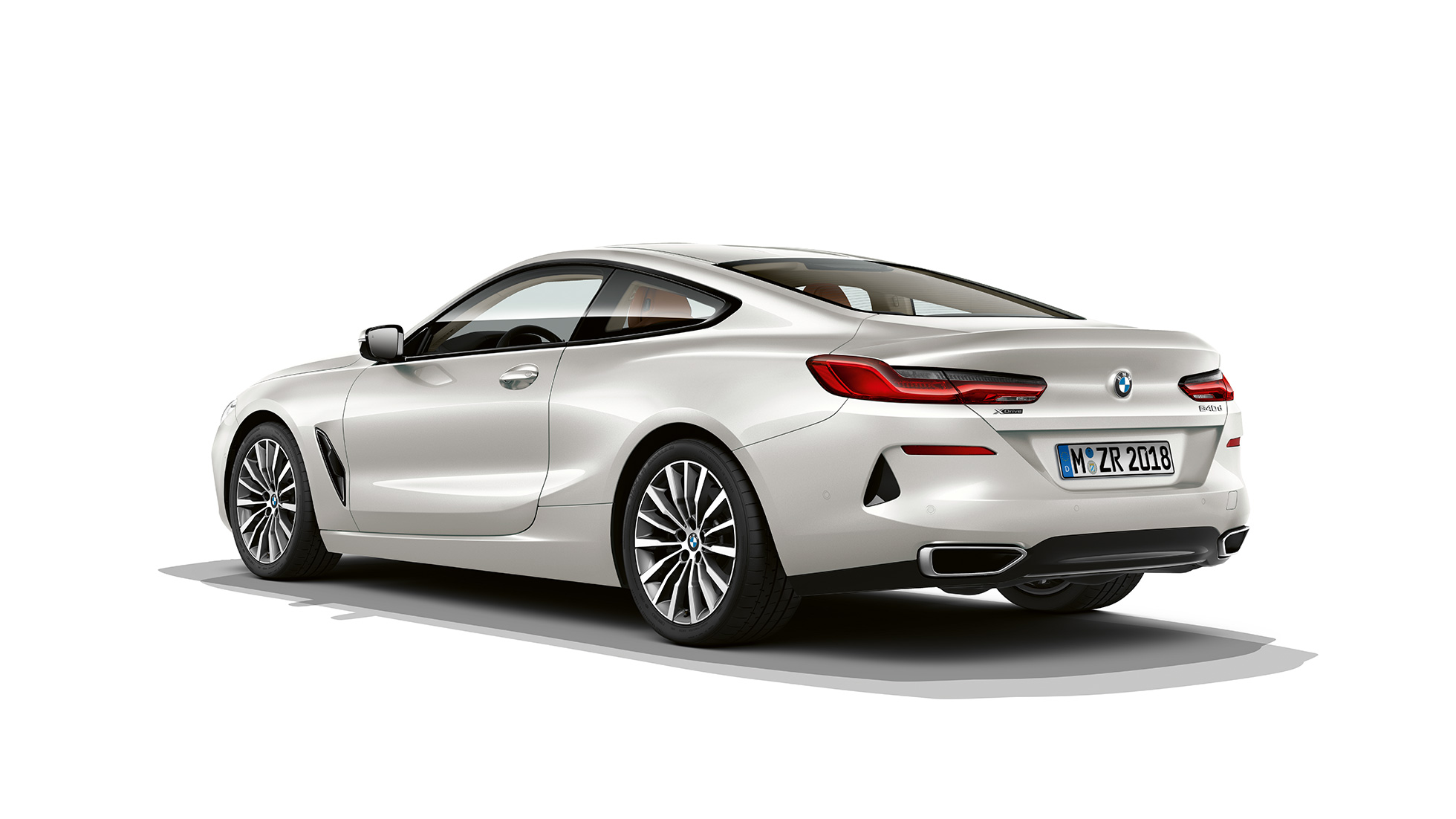 BMW Σειρά 8 Coupé, λήψη τριών τετάρτων του πίσω τμήματος. BMW Σειρά 8 Coupé, Λευκό Mineral White μεταλλικό, λήψη τριών τετάρτων του πίσω τμήματος.