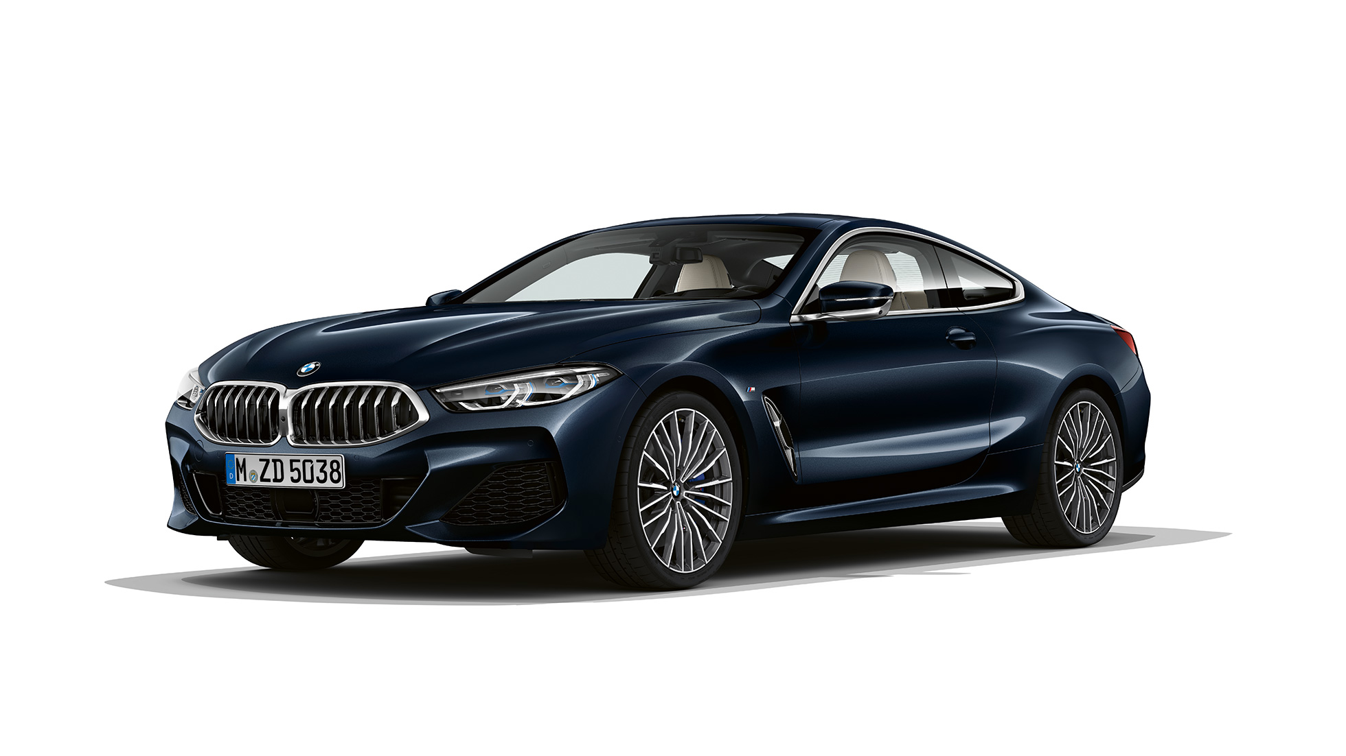 BMW Σειρά 8 Coupé, μπροστινή λήψη τριών τετάρτων. BMW Σειρά 8 Coupé, Μαύρο Carbon μεταλλικό, μπροστινή λήψη τριών τετάρτων.