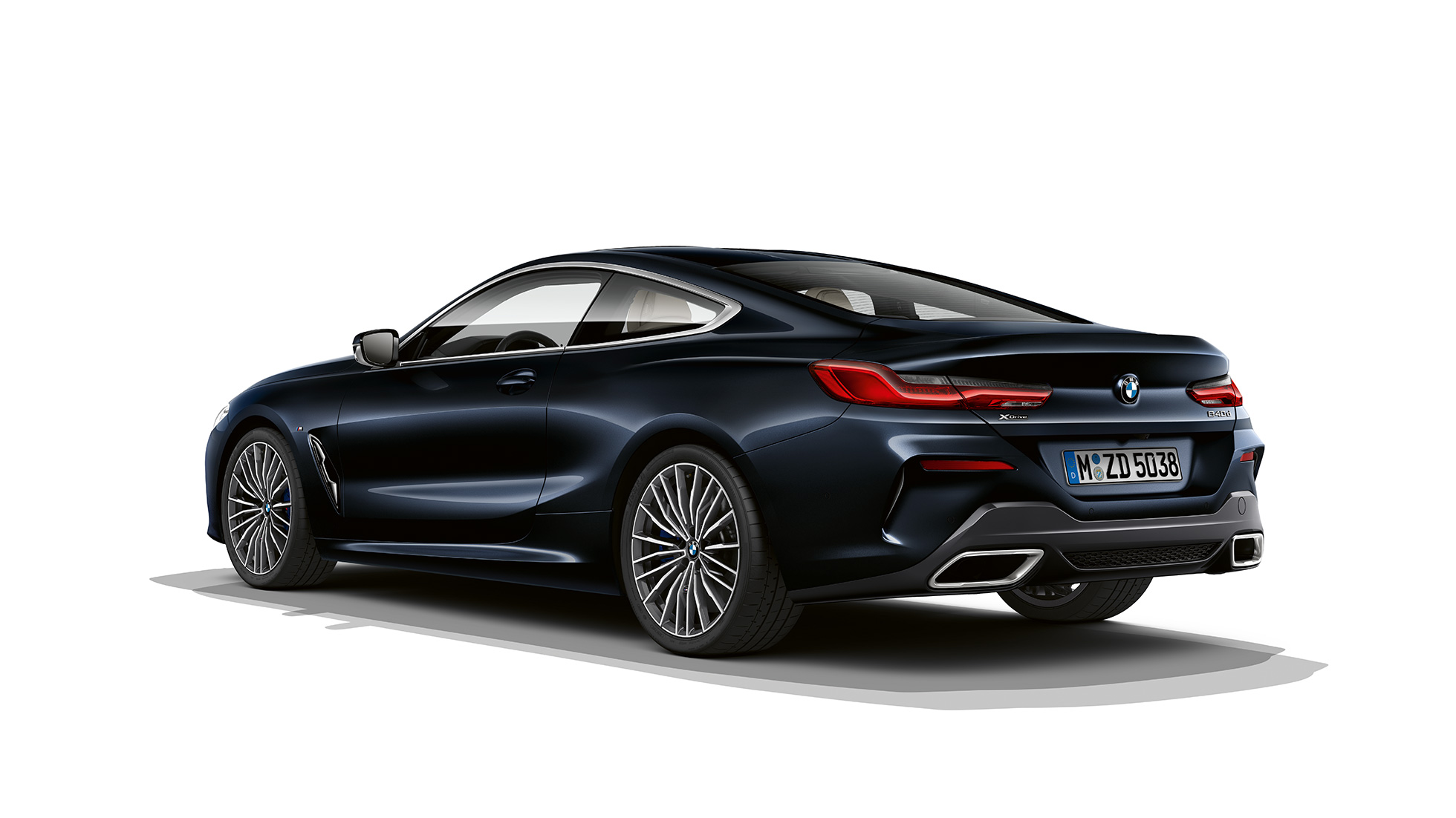 BMW Σειρά 8 Coupé, λήψη τριών τετάρτων του πίσω τμήματος. BMW Σειρά 8 Coupé, Μαύρο Carbon μεταλλικό, λήψη τριών τετάρτων του πίσω τμήματος.