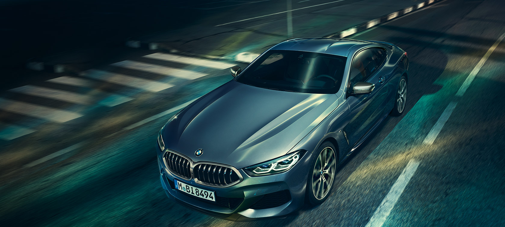 BMW Σειρά 8 Coupé, μπροστινή λήψη τριών τετάρτων. BMW Σειρά 8 Coupé, μπροστινή λήψη τριών τετάρτων, με θέα το καπό του αυτοκινήτου.