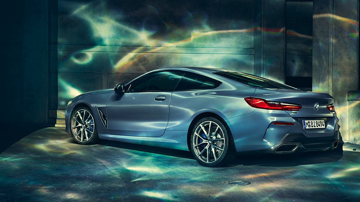 BMW Σειρά 8 Coupé, λήψη τριών τετάρτων του πίσω τμήματος. Λήψη τριών τετάρτων του πίσω τμήματος της BMW Σειράς 8 Coupé τη νύχτα, σε αστικό σκηνικό.