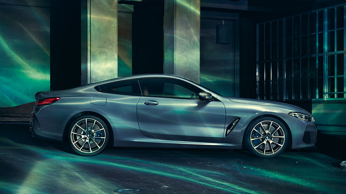 Η BMW Σειρά 8, πλαϊνή όψη. Πλαϊνή στατική λήψη της BMW Σειράς 8 Coupé, σε αστικό σκηνικό.